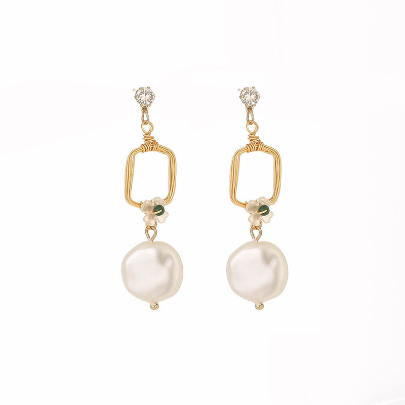 Elegant Women's Pearl Earrings and Pendant Necklace Set